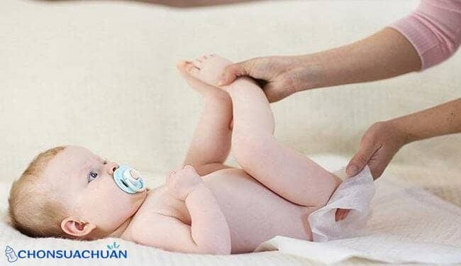 Dấu hiệu nhận biết bé uống sữa công thức bị táo bón