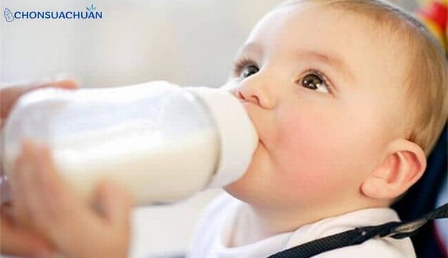 Trẻ uống sữa phát triển thể chất