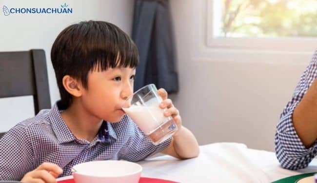 trẻ uống sữa sau bữa sáng