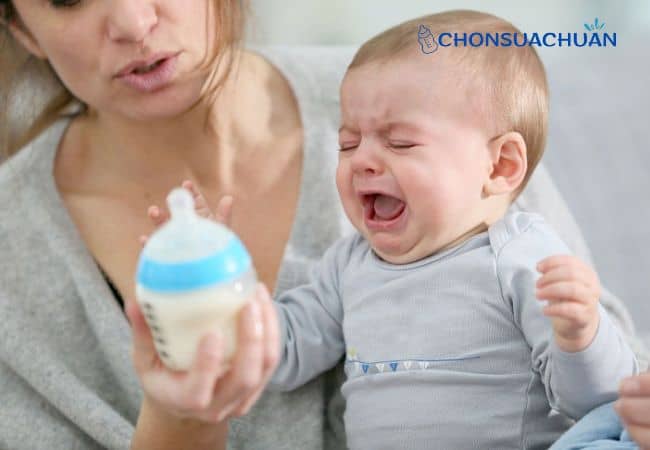 Cách đổi sữa cho bé không bị tiêu chảy là mẹ nên sử dụng đồng thời sữa mới và cũ