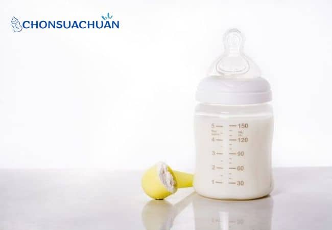 Kiểm tra nhiệt độ trước khi pha sữa cho trẻ